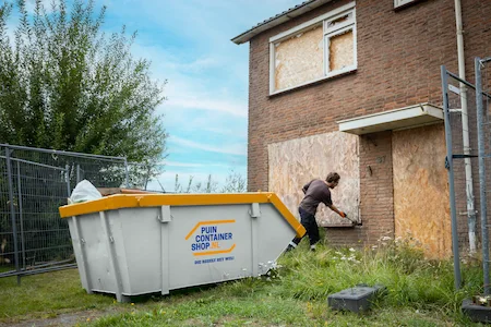 Een kleine container kan gemakkelijk op de oprit worden geplaatst voor jouw klus