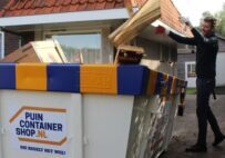 houtafval container voor de deur