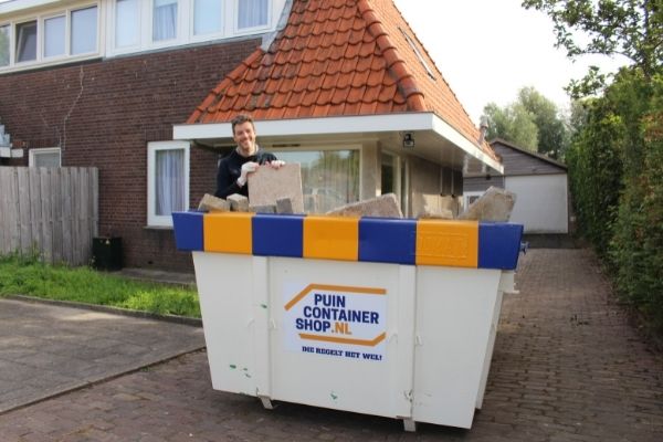puinafval container met klant