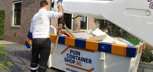 bouwafval container met chauffeur oprit