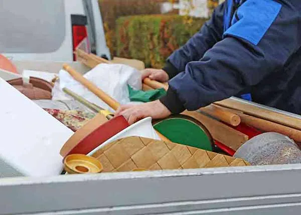 Grofvuil- of inboedelafval container wordt gevuld met afval