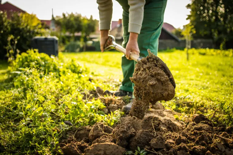 Grondafval dat vrijkomt tijdens tuinwerkzaamheden