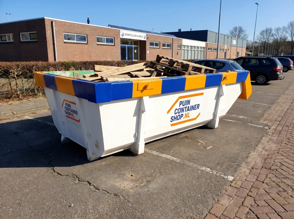 Container huren in Almelo: afzetcontainer van Puincontainershop.nl op een oprit bij een woning