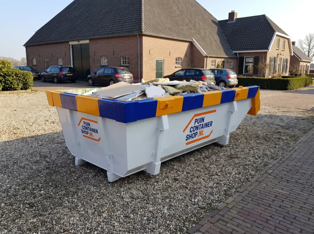 Container huren in Amersfoort: afzetcontainer van Puincontainershop.nl op een oprit bij een woning