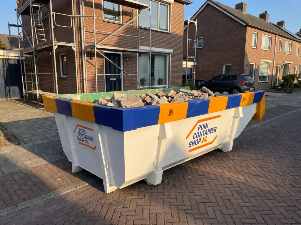 Container huren in Arnhem: afzetcontainer van Puincontainershop.nl op een oprit bij een woning
