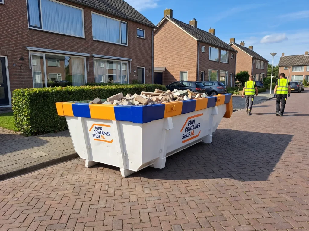 Container huren in Bergen op Zoom: afzetcontainer van Puincontainershop.nl op een oprit bij een woning