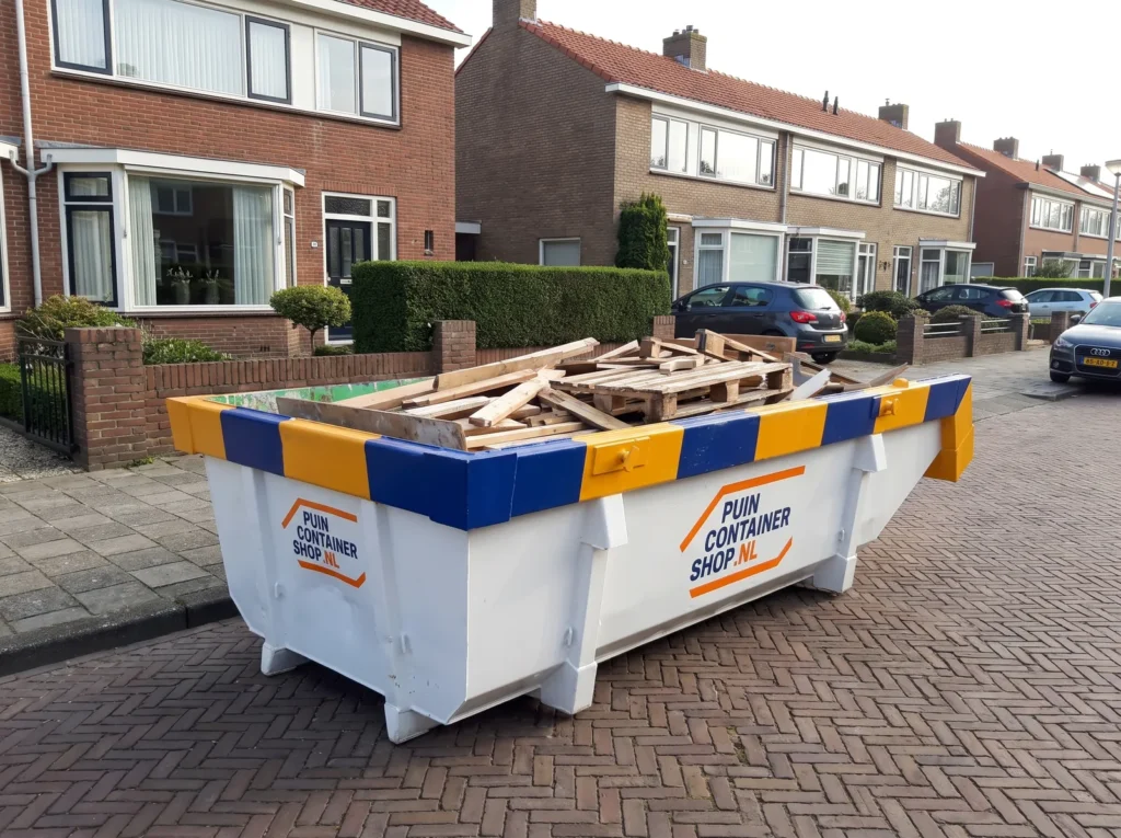 Container huren in Den Haag: afzetcontainer van Puincontainershop.nl bij een woning