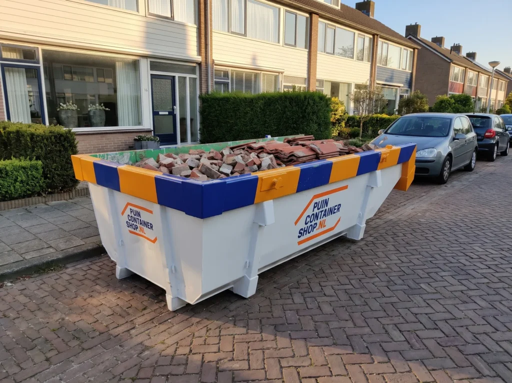 Container huren in Diemen: afzetcontainer van Puincontainershop.nl op een oprit bij een woning