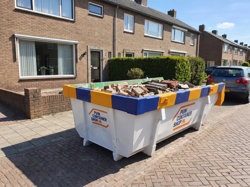 Container huren in Kerkrade: afzetcontainer van Puincontainershop.nl op een oprit bij een woning