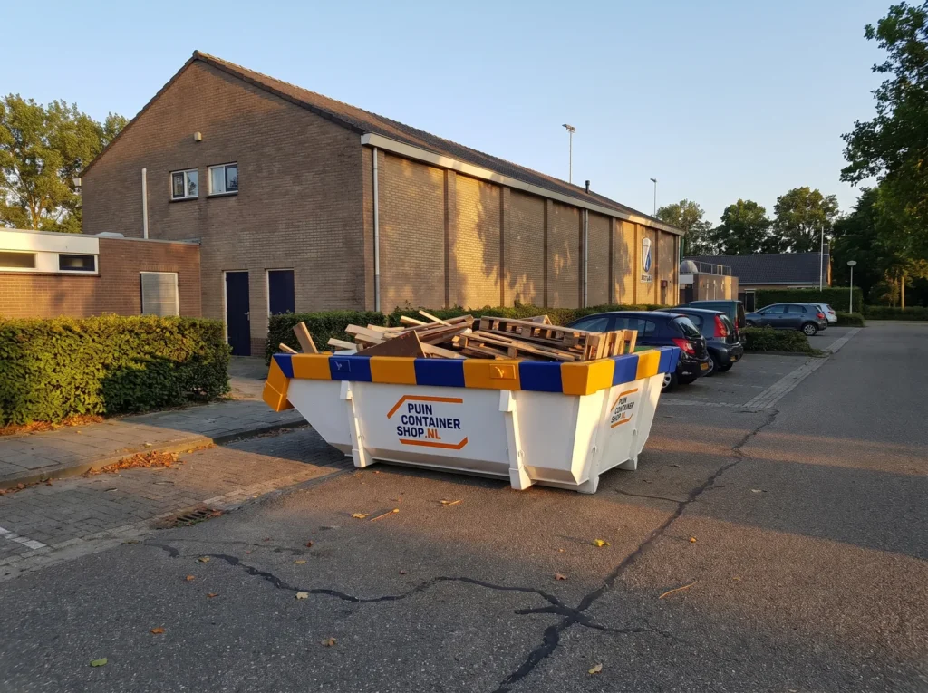 Container huren in Middelburg: afzetcontainer van Puincontainershop.nl op een oprit bij een woning