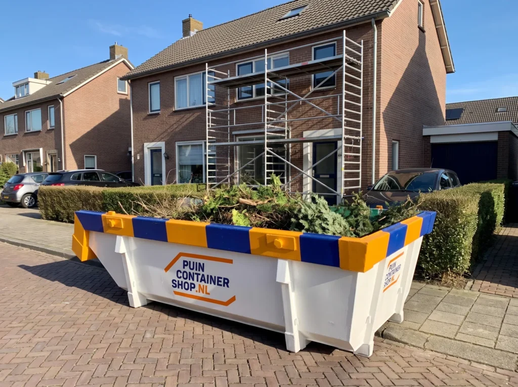 Container huren in Noordwijk: afzetcontainer van Puincontainershop.nl op een oprit bij een woning
