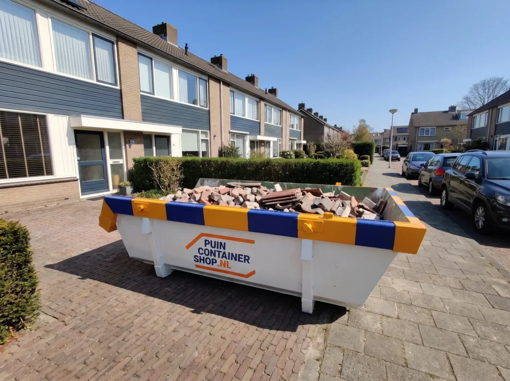 Container huren in Rijswijk: afzetcontainer van Puincontainershop.nl op een oprit bij een woning
