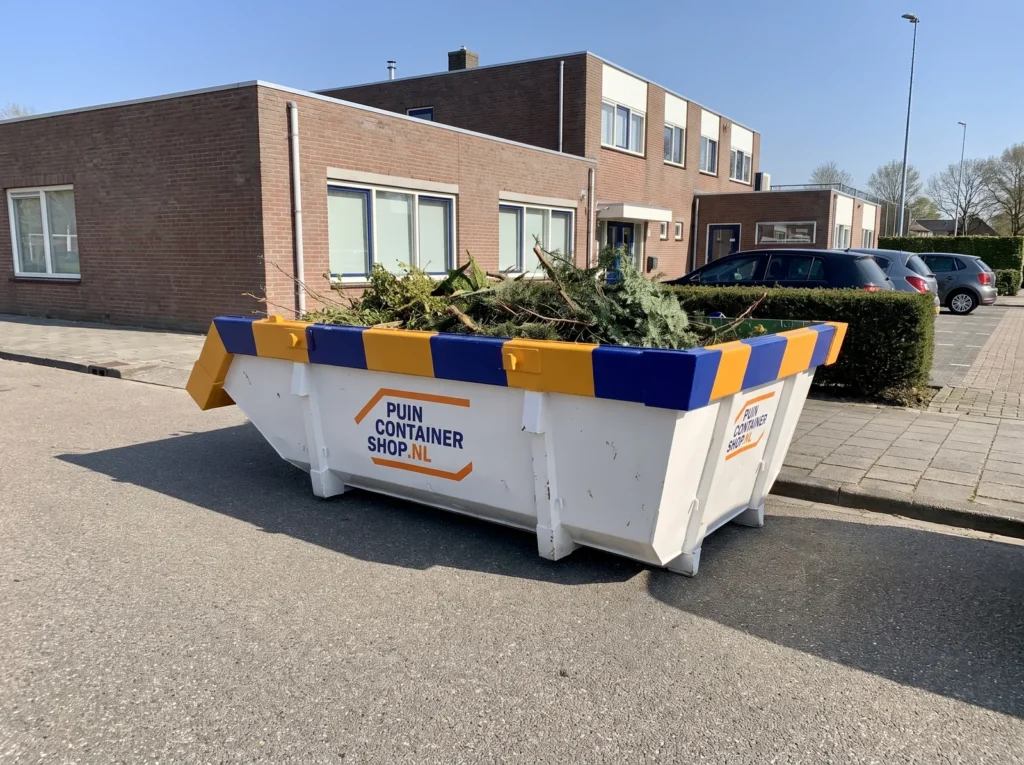 Container huren in Roosendaal: afzetcontainer van Puincontainershop.nl op een oprit bij een woning