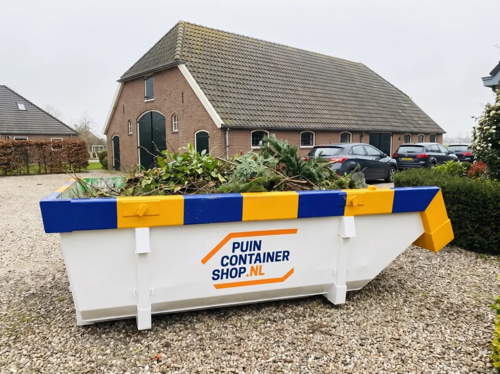 Container huren in Sneek: afzetcontainer van Puincontainershop.nl bij een woning.