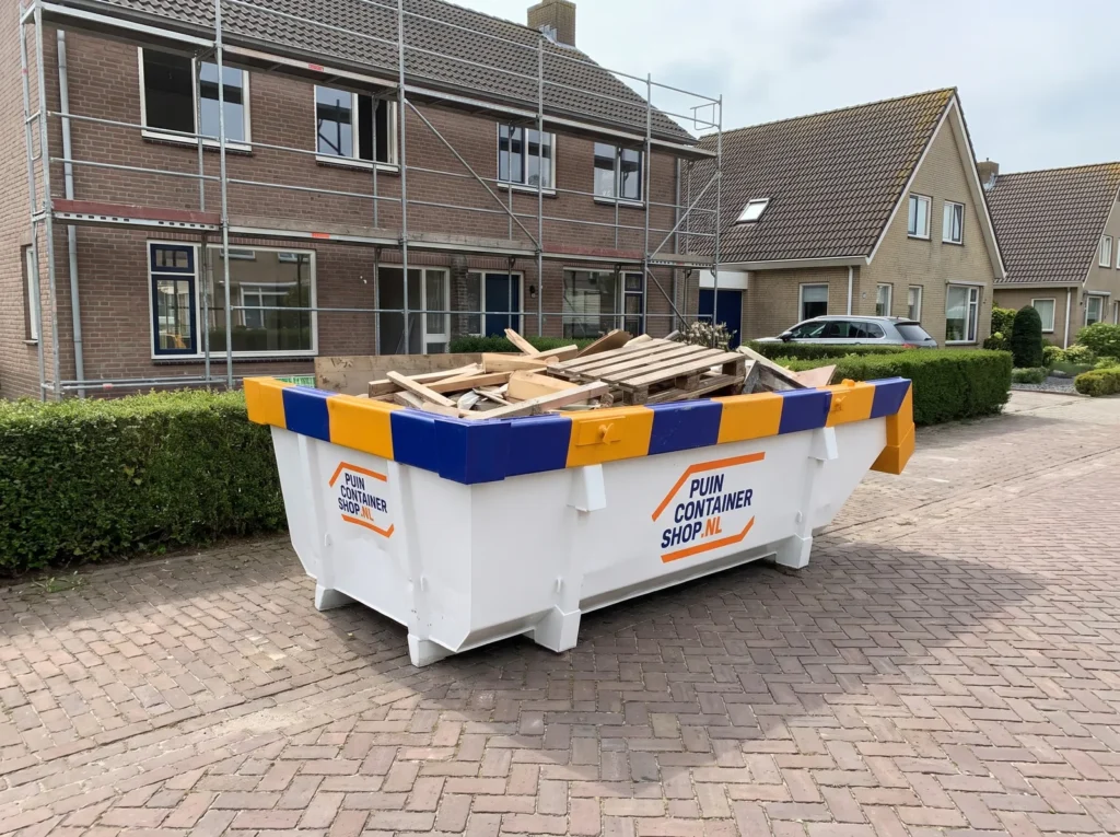 Container huren in Terneuzen: afzetcontainer van Puincontainershop.nl op een oprit bij een woning